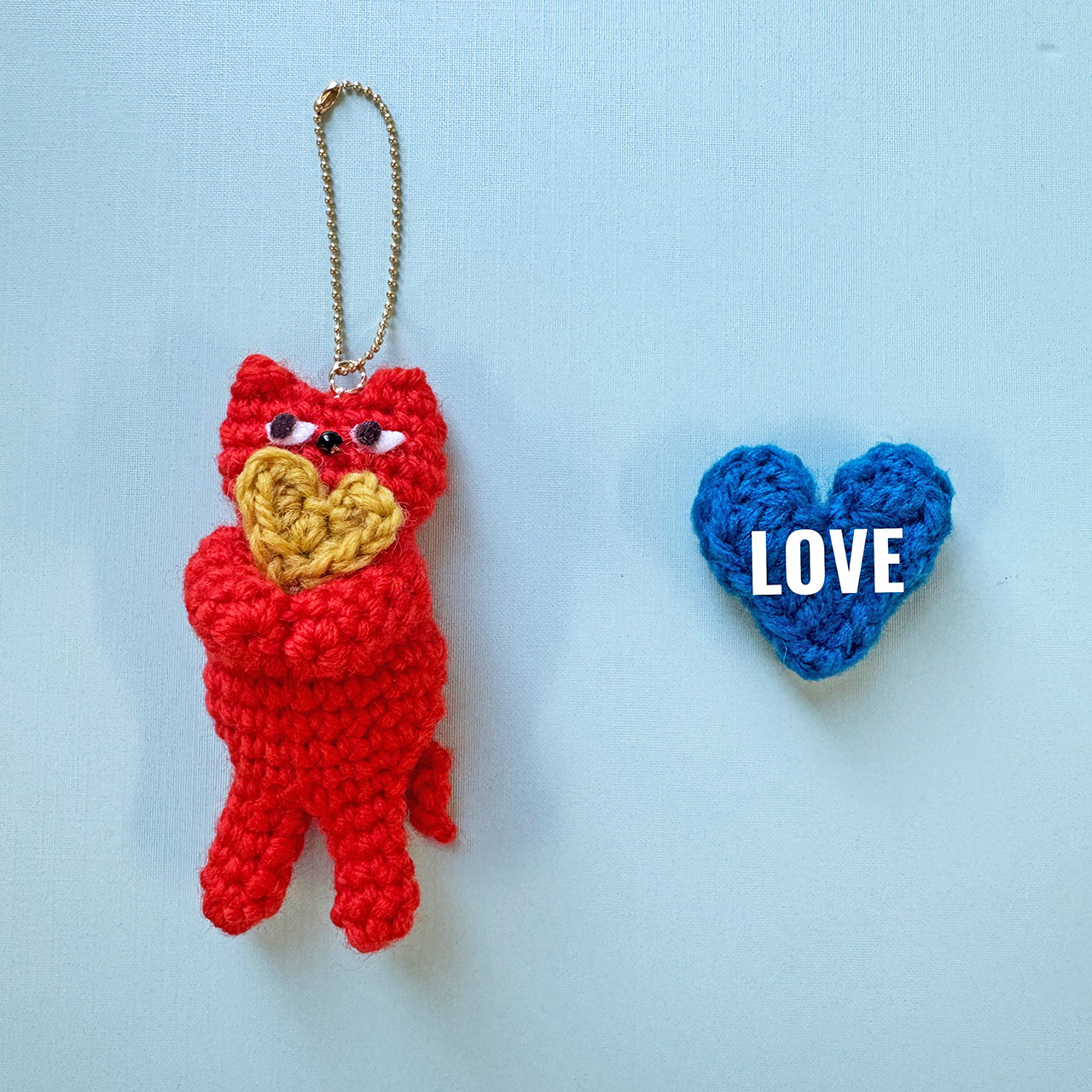 Malicette（マリセット）｜ハートを抱えた猫の編みぐるみキーホルダー 　▷ビビットオレンジの商品画像