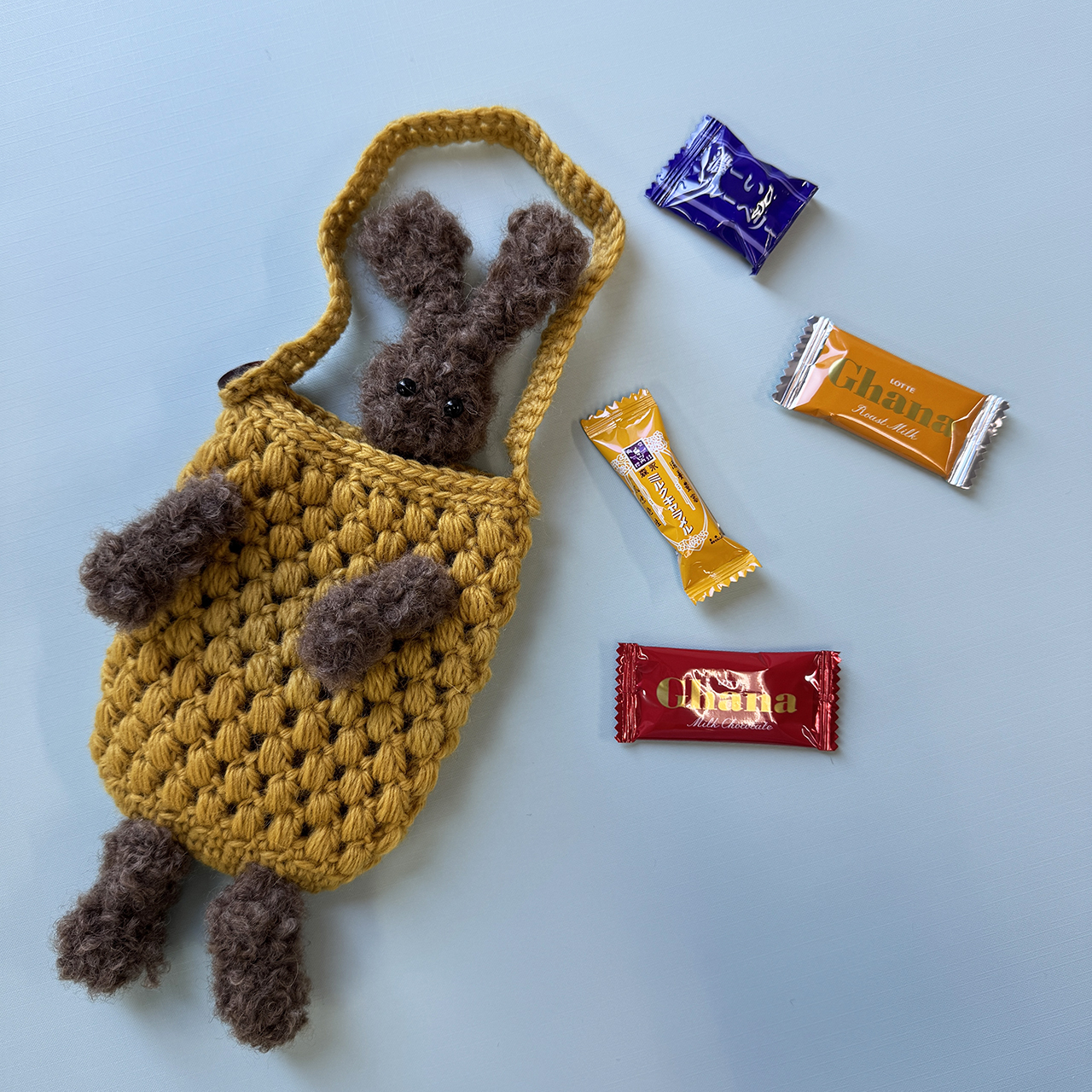 手持ちバッグにかける 🐰 うさぎのあみぐるみスマホホルダー / 手編みバッグチャームポーチ（マスタード）
