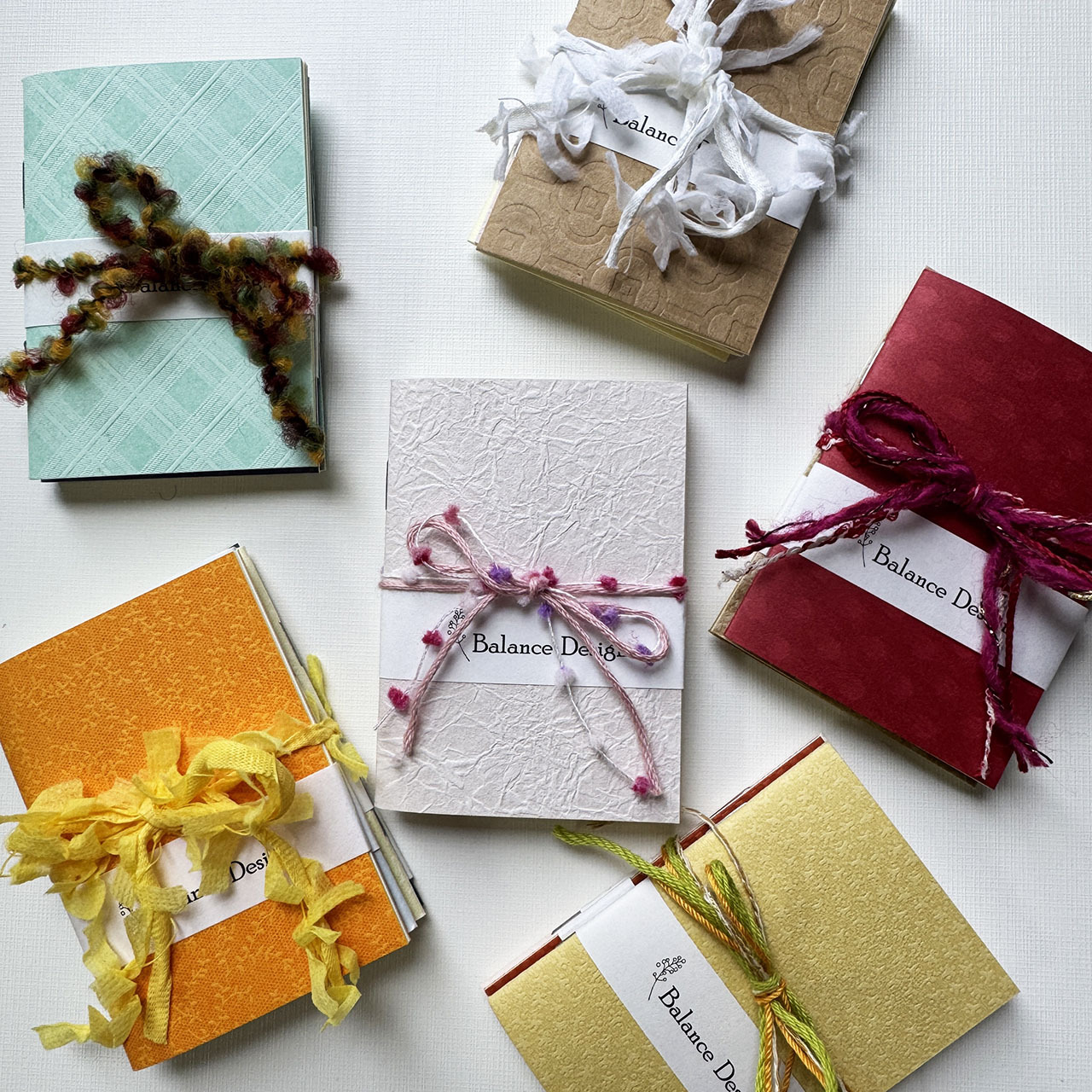 ＼ 【20冊】特殊紙が主役！のミニノートセット ／　印刷屋さんの紙福袋の商品画像