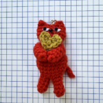 Malicette（マリセット）｜ハートを抱えた猫の編みぐるみキーホルダー 　▷ビビットオレンジの商品画像