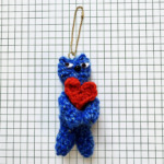 Malicette（マリセット）｜ハートを抱えた猫の編みぐるみキーホルダー 　▷ブルーの商品画像