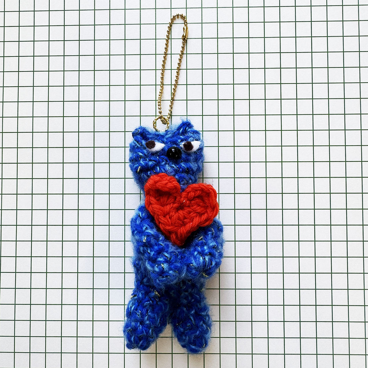 Malicette（マリセット）｜ハートを抱えた猫の編みぐるみキーホルダー 　▷ブルーの商品画像
